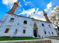 Yeşil Cami ve Yeşil Türbe: Osmanlı Çini Sanatının Zirvesi